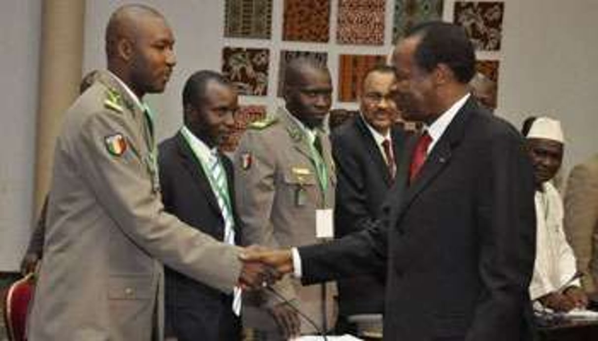 Les délégués de l’ex-junte et Blaise Compaoré, à Ouagadougou le 14 avril 2012. © AFP