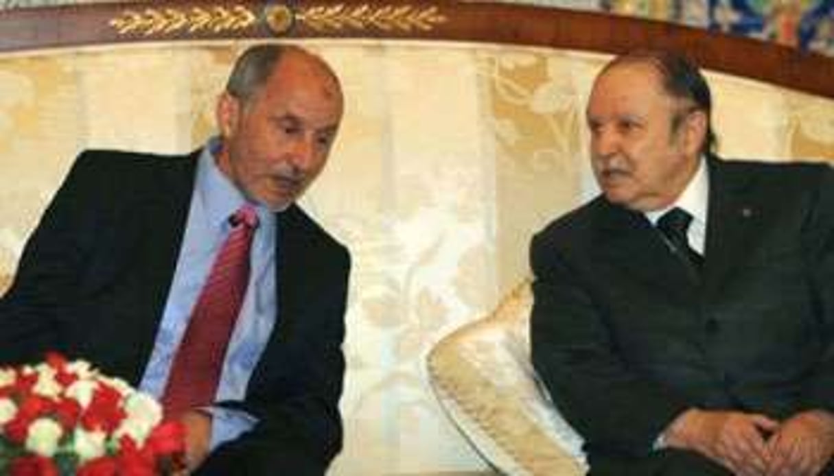 Mustapha Abdeldjallil (g) et Abdelaziz Bouteflika, à Alger le 15 avril 2012. © AFP