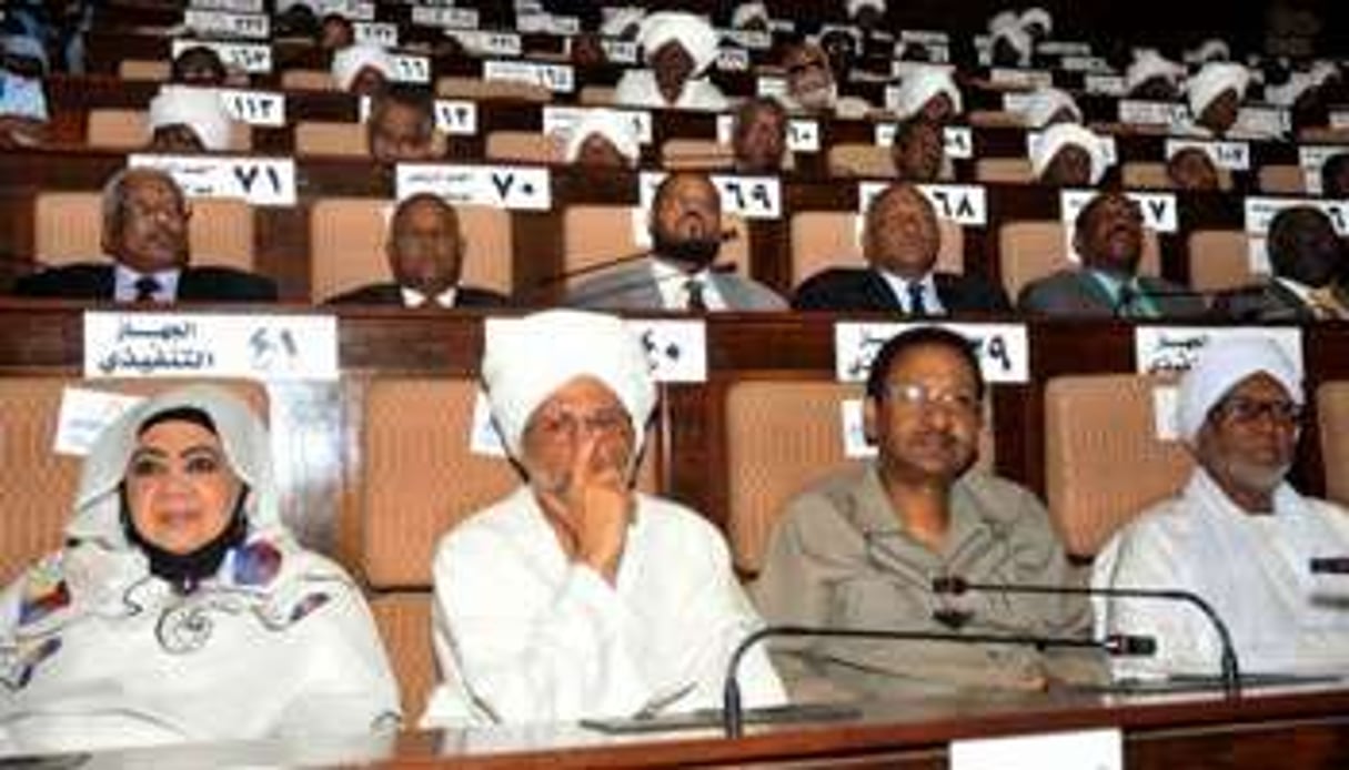 Des députés soudanais rassemblés au Parlement à Khartoum, le 16 avril 2012. © Ebrahim Hamid/AFP