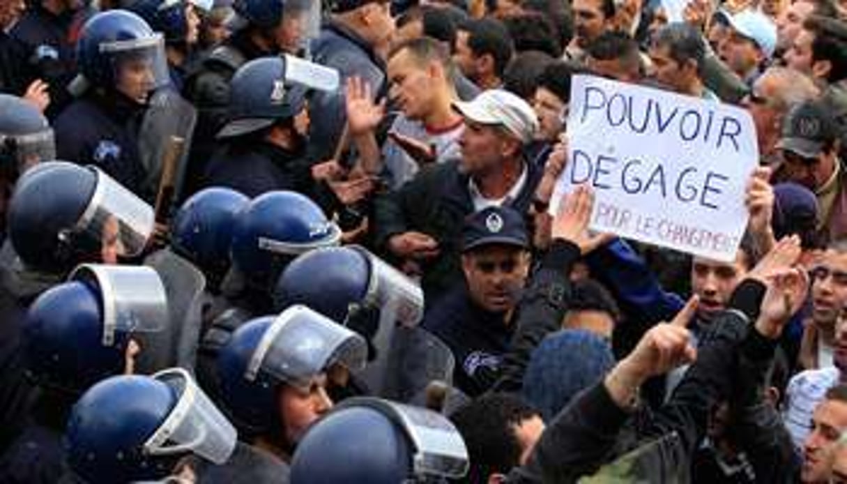 Manifestation contre le gouvernement à Alger, le 19 février 2011. © Zohra Bensemra/Reuters