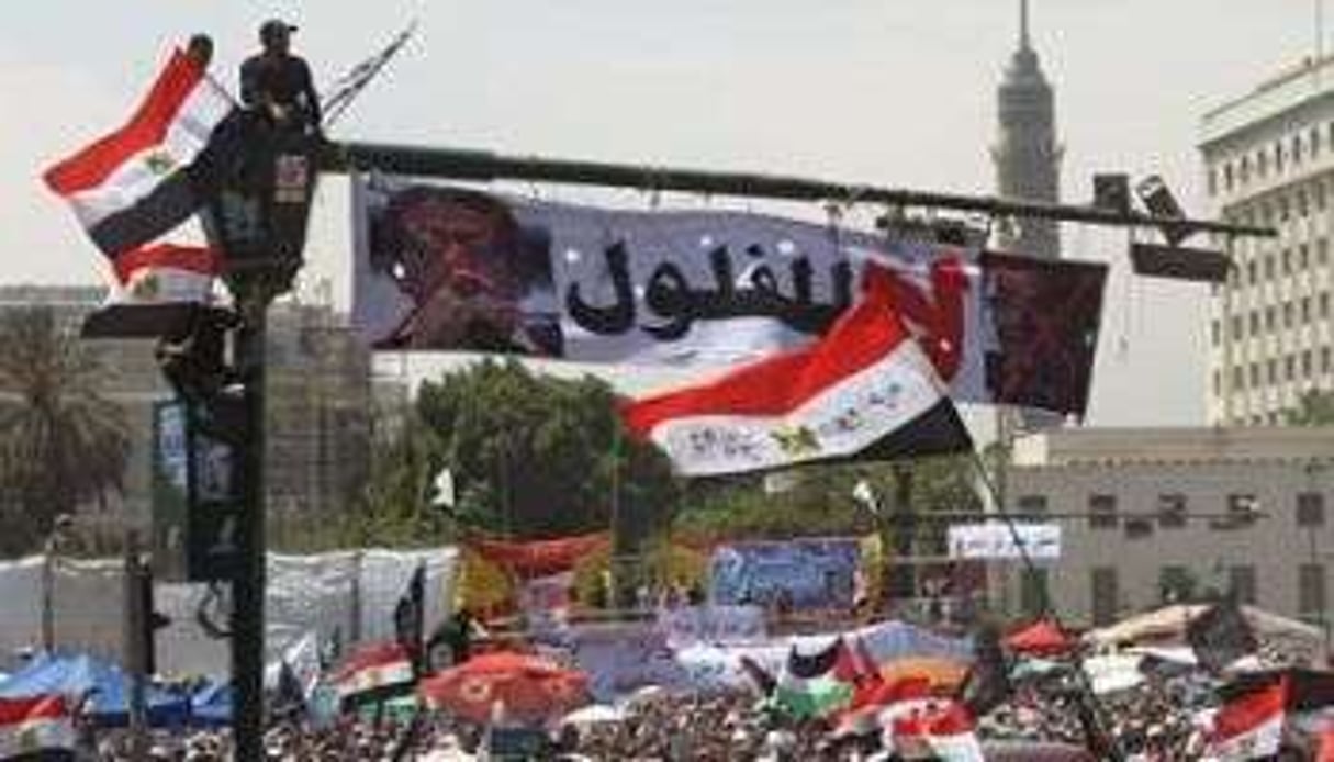 Des Égyptiens manifestent contre les militaires au pouvoir, place Tahrir au Caire, le 20 avril 2012 © AFP