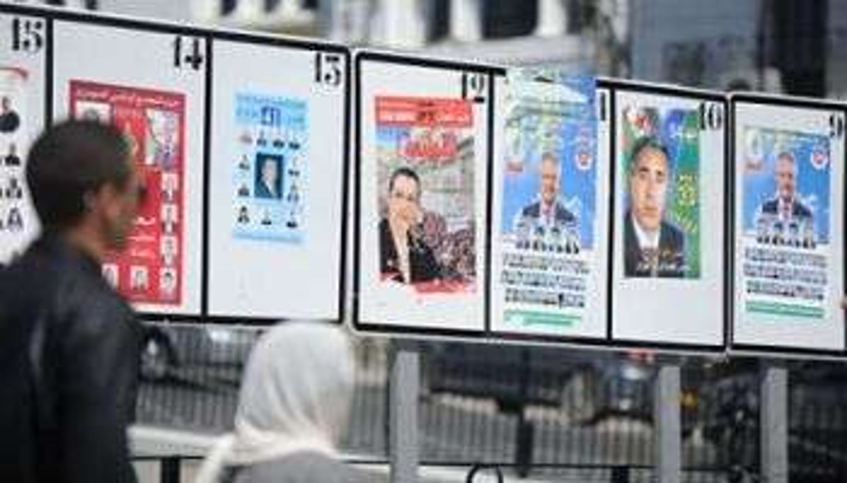 Des affiches des candidats aux élections législatives, le 21 avril 2012 à Alger © AFP