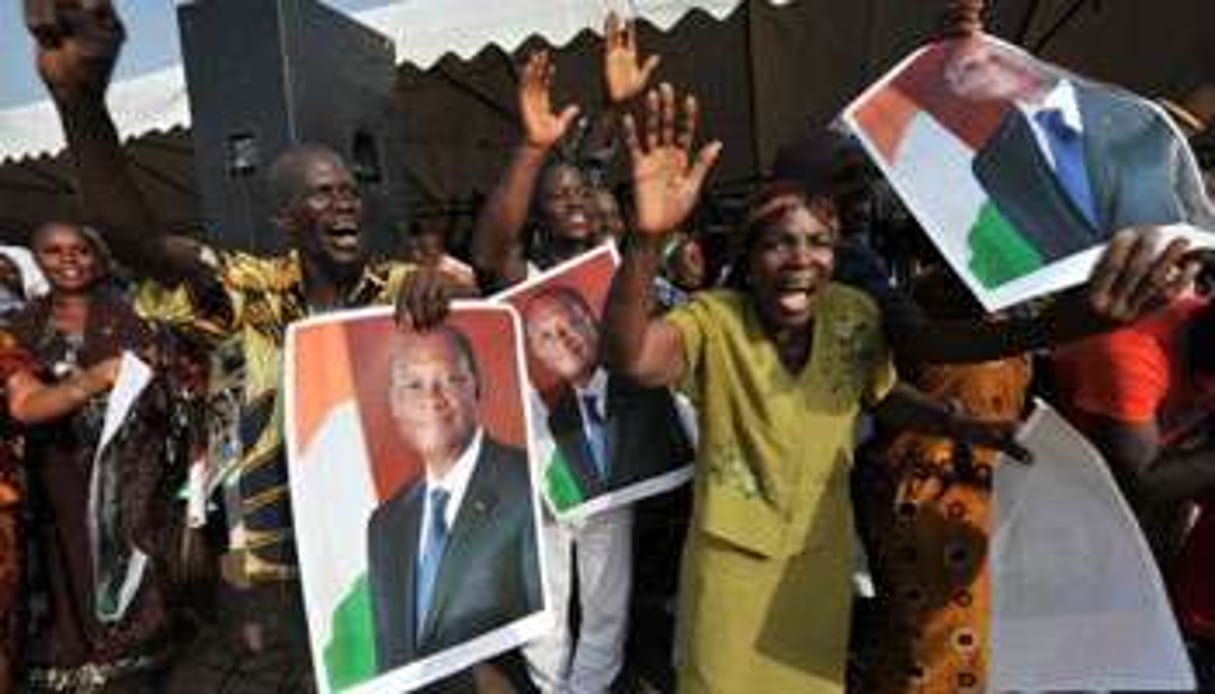 Des partisans d’Alassane Ouattara l’accueillent, le 22 avril 2012 à Guiglo. © AFP