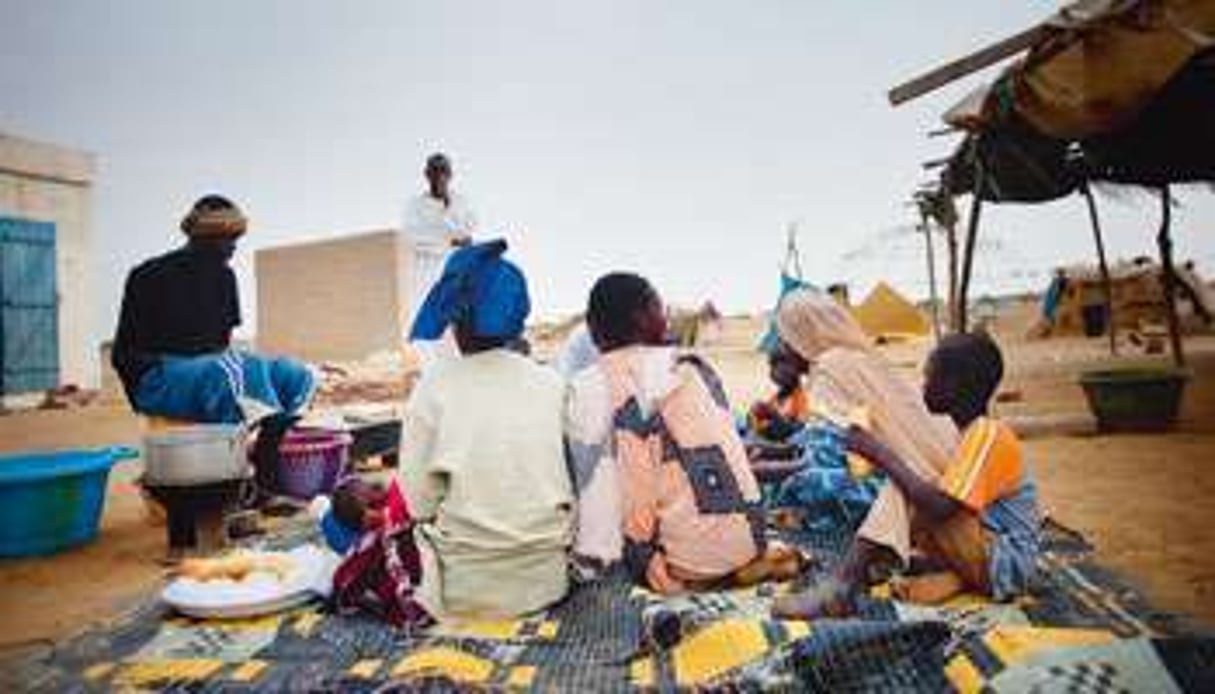 Une famille de Négro-Mauritaniens rapatriés, accueillies sur le site de Rosso-Lycée. © Émilie Régnier pour J.A.