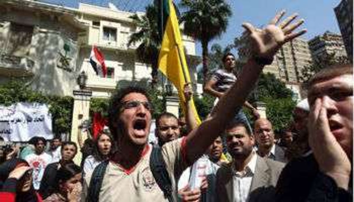 Des Égyptiens manifestent devant l’ambassade saoudienne, au Caire, le 26 avril. © AFP