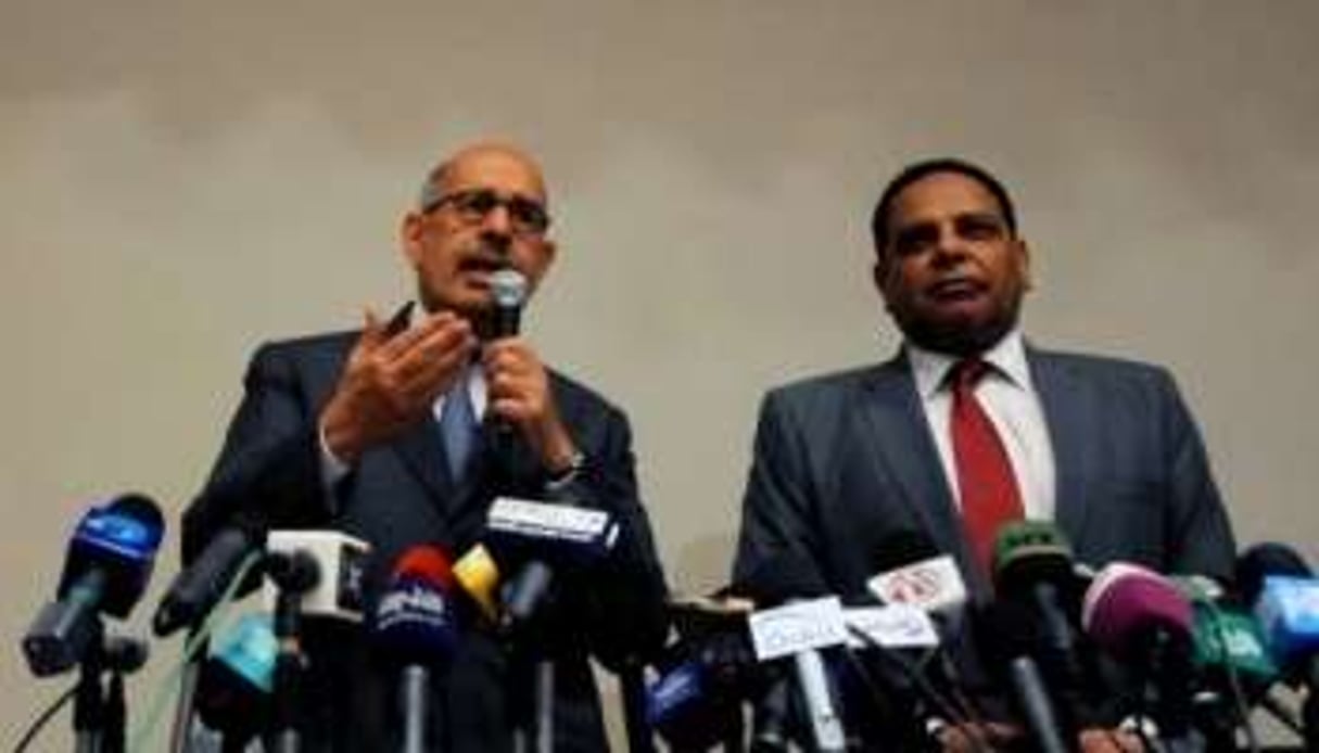 Mohamed el-Baradei (g) et l’écraivain Alaa al-Aswany, au Caire, le 28 avril 2012. © AFP