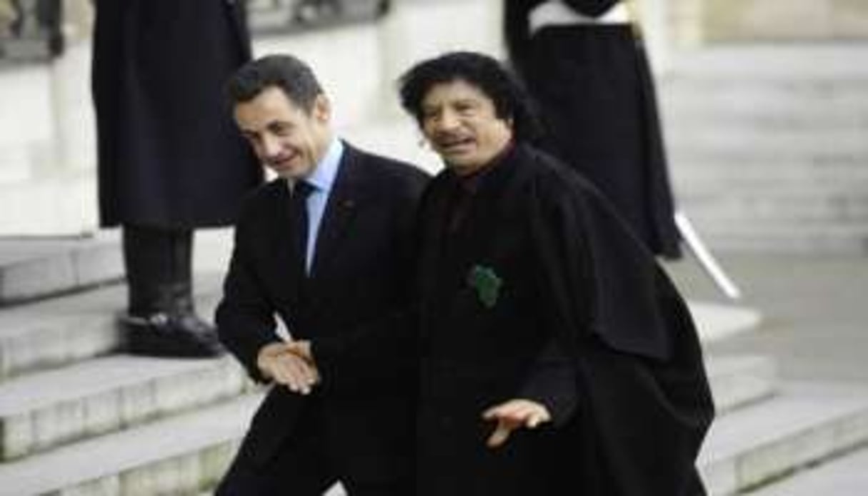 Nicolas Sarkozy accueille Mouammar Kadhafi à l’Elysée, le 12 décembre 2007. © AFP