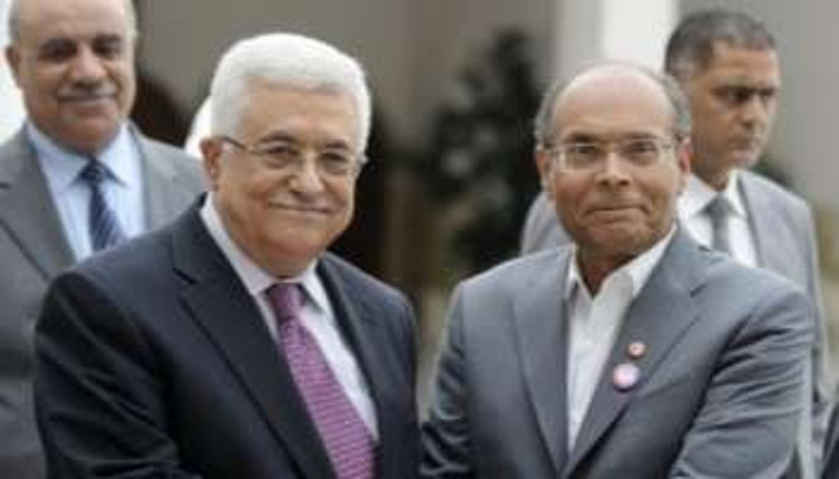 Moncef Marzouki (d) serre la main de Mahmoud Abbas, le 28 avril, à Tunis. © AFP