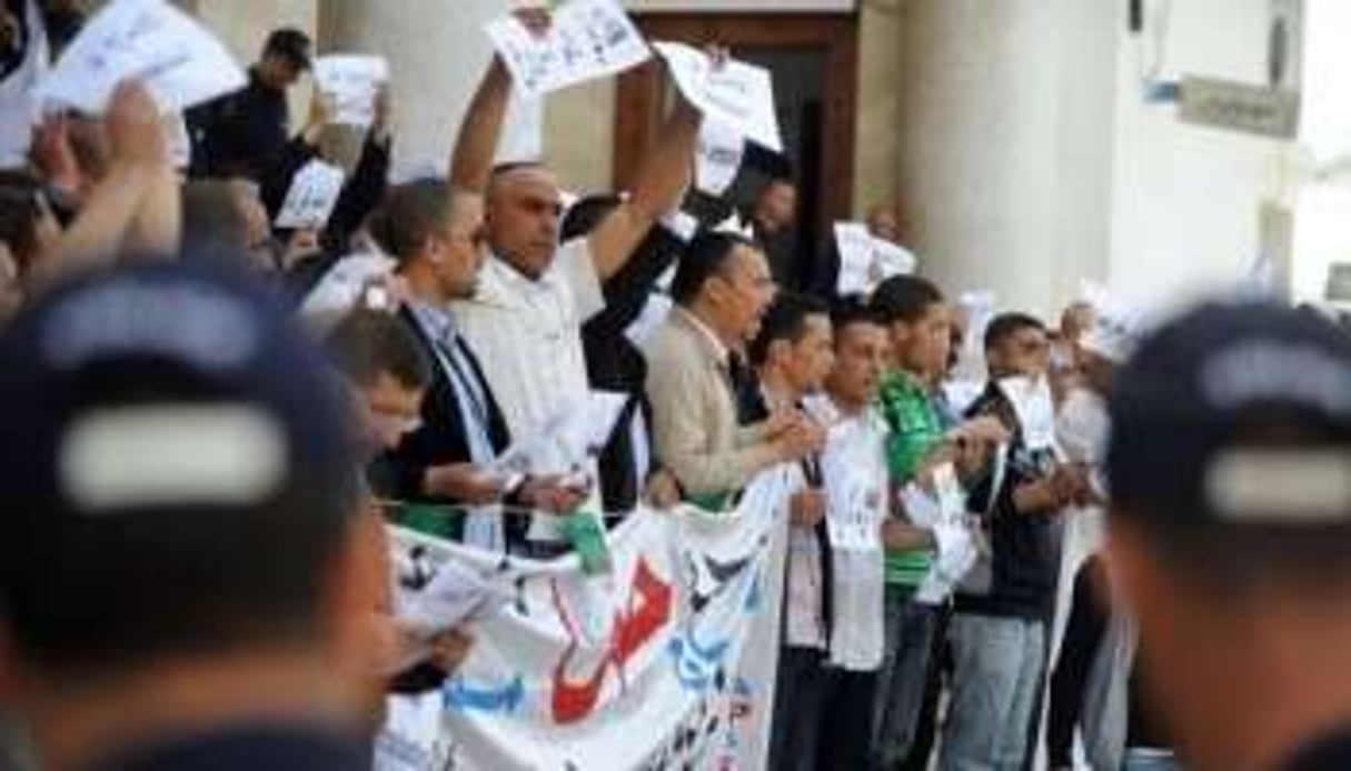 Manifestation de jeunes travailleurs du secteur public à Alger, le 29 avril 2012. © AFP