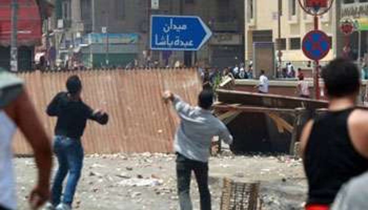 Affrontements entre des manifestants hostiles au pouvoir et des assaillants, le 2 mai au Caire. © AFP