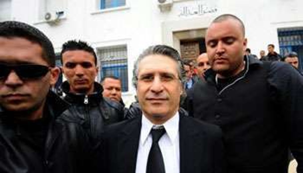 Nabil Karoui (C), quitte le tribunal de Tunis, le 19 avril 2012. © AFP
