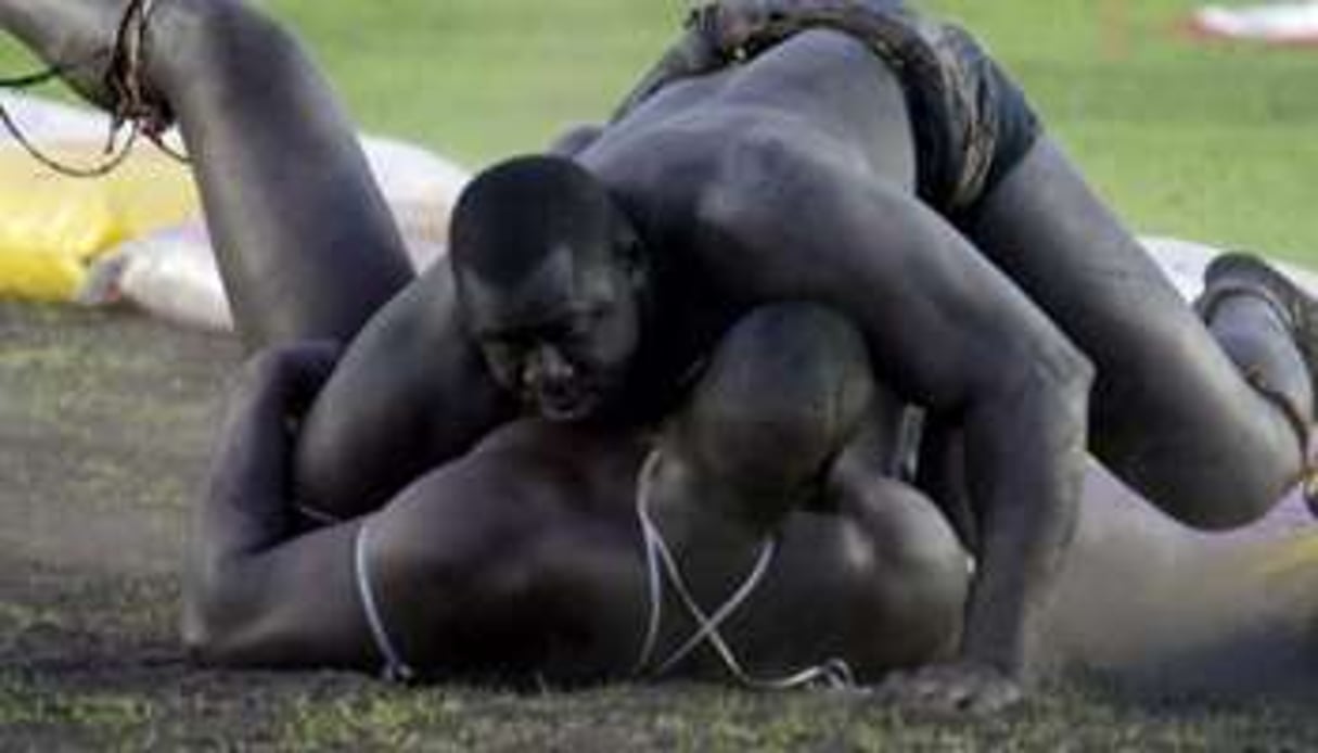 Le lutteur sénégalais Yékini, 130 kg, met au tapis un adversaire en 2005. © AFP