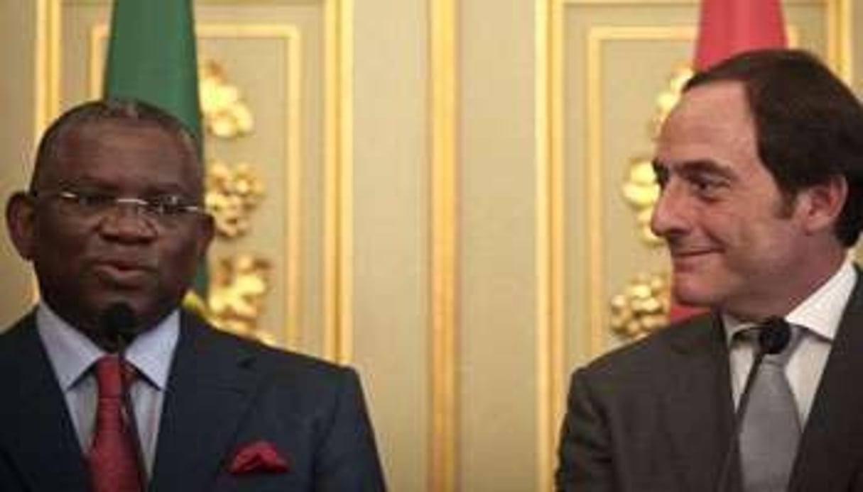 Le ministre angolais des Relations extérieures Georges Chikoti (G) et son homologue portugais. © AFP