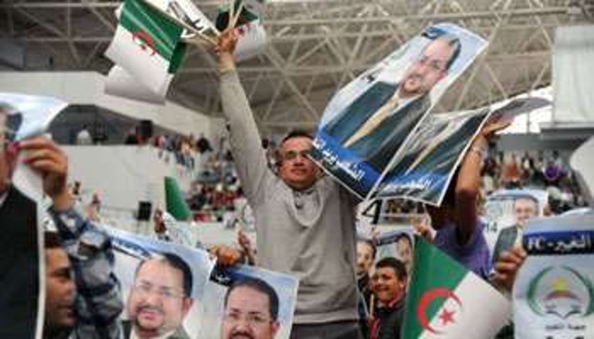 Des supporters du leader du FC, Abdelmadjid Menasra, lors d’un meeting à Alger, le 5 mai 2012. © AFP