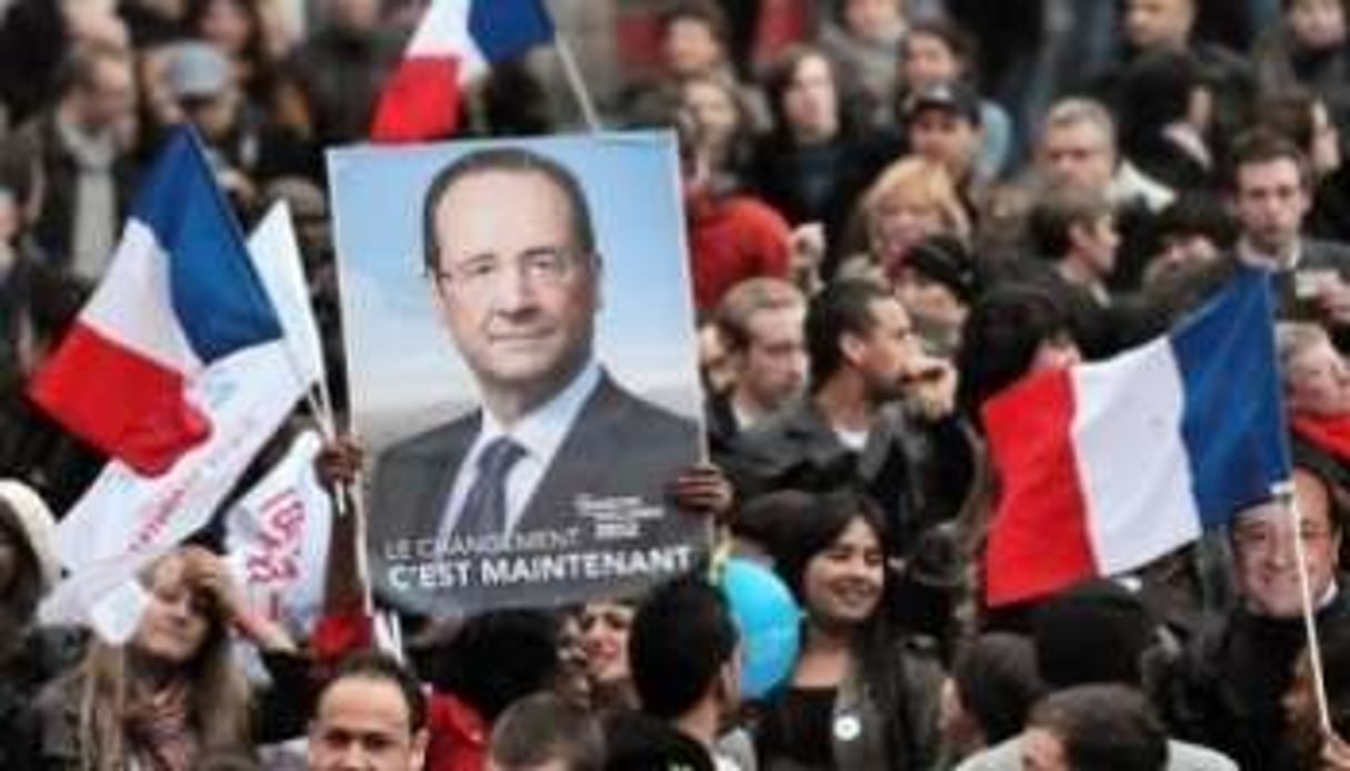 Le portrait de François Hollande brandi par la foule, le 6 mai 2012 à Lille. © AFP