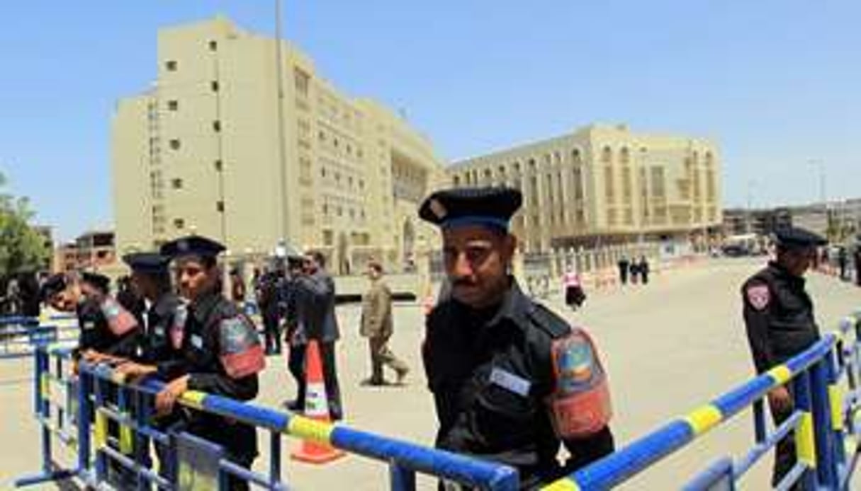 Des policiers égyptiens devant les bureaux du Procureur militaire. © AFP