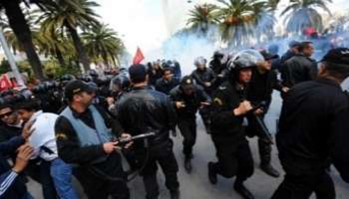 Des policiers à Tunise en avril 2012. © AFP