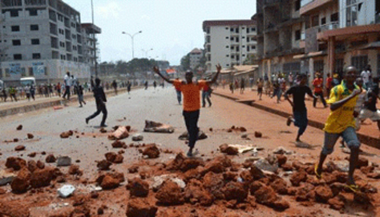 Des opposants affrontent la police à Conakry, le 10 mai. © AFP