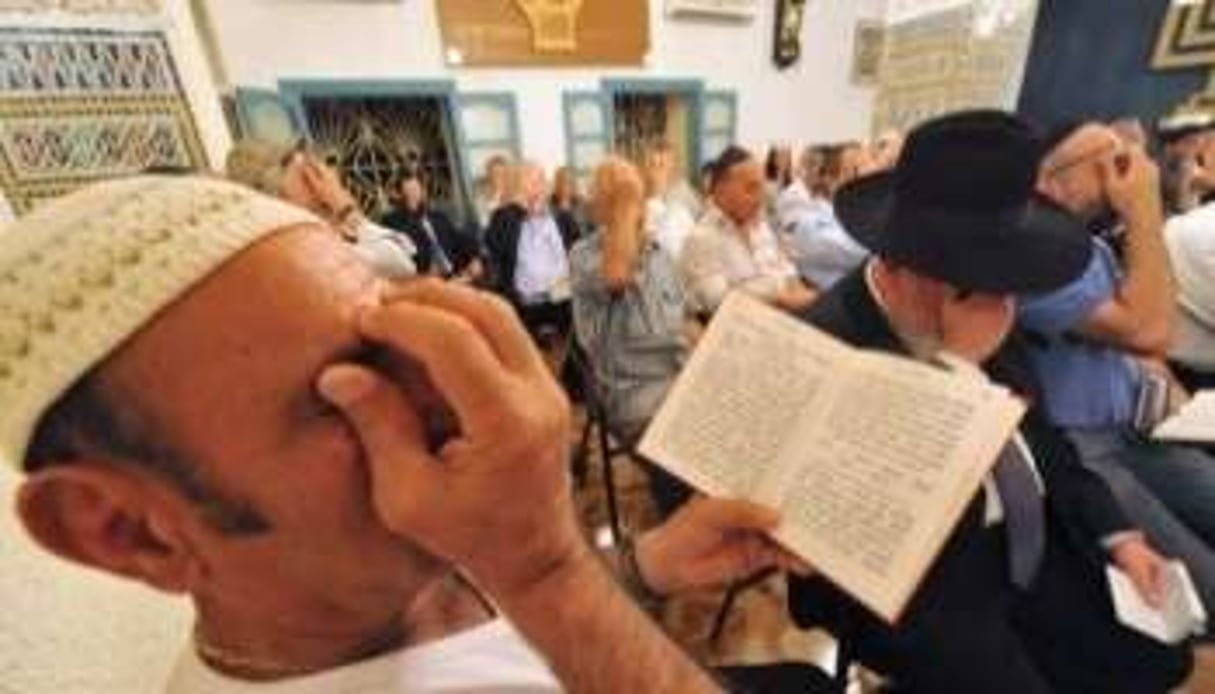 Des juifs prient dans une synagogue à Asjen, dans le nord du Maroc, le 9 mai 2012. © Abdelhak Senna/AFP