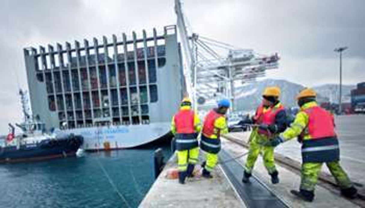 Les dockers du port de Tanger med ont obtenu des hausses de salaires de plus de 30% en 2011. © Hassan Ouazani/J.A.