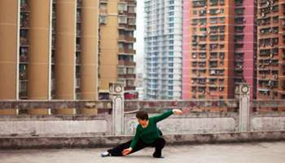 Séance de Taï-chi-chuan sur le toi d’un immeuble de la mégalopole. © Alexander F. Yuan/AP/Sipa