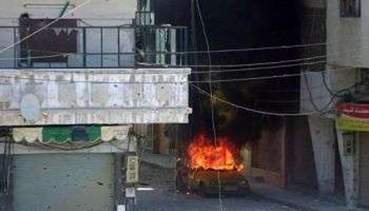 Photo diffusée par le réseau d’opposition Shaam news d’une voiture brûlant à Homs, le 16 mai. © Shaam news network/AFP