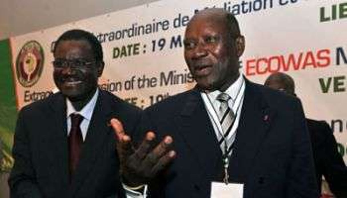 Le ministre ivoirien des Affaires étrangères Daniel Kablan Duncan (D) et Kadre Desire Ouedraogo. © AFP