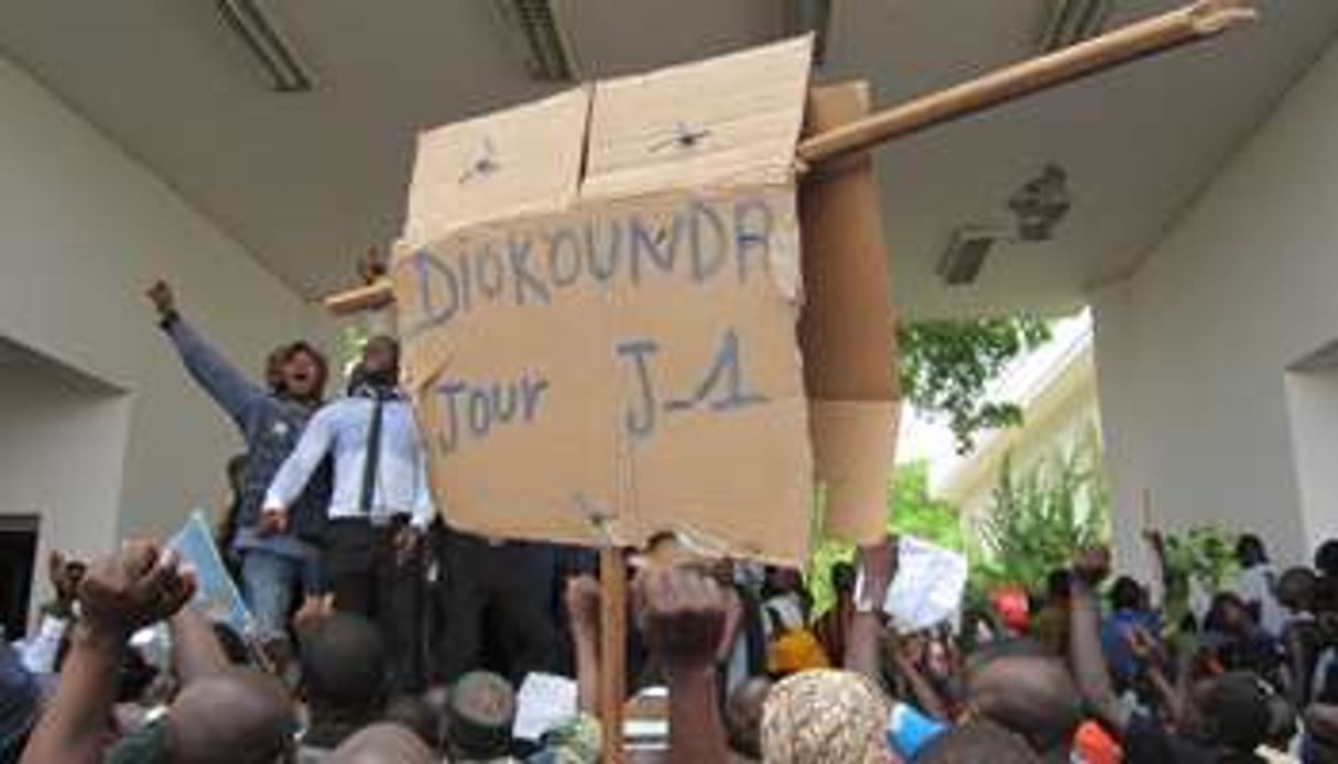 Des manifestants hostiles à Dioncounda Traoré dans le palais présidentiel à Bamako le 21 mai. © Baba Ahmed