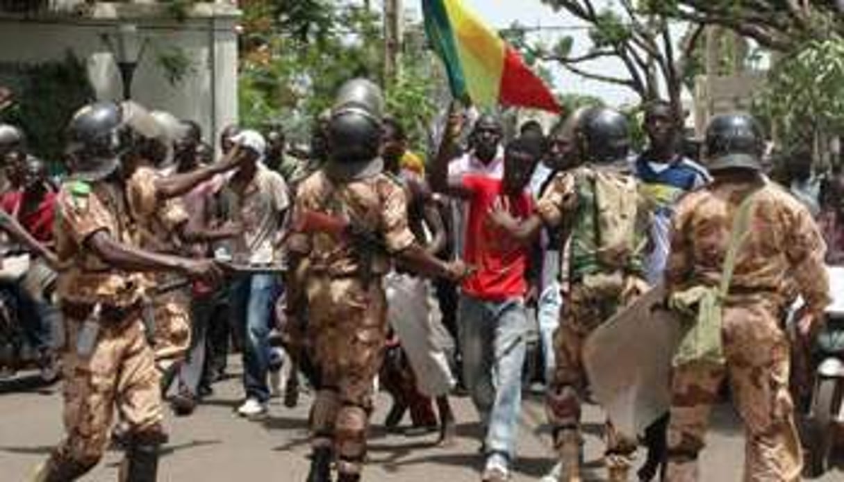 Des manifestants ont agressé le président par intérim malien lundi 21 mai. © AFP