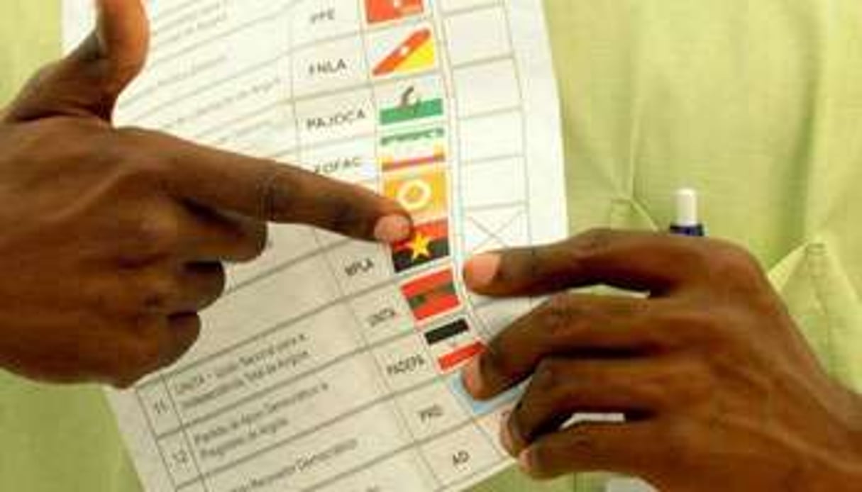 Un assesseur montre un bulletin de vote pour les élections générales, le 6 septembre 2008. © AFP