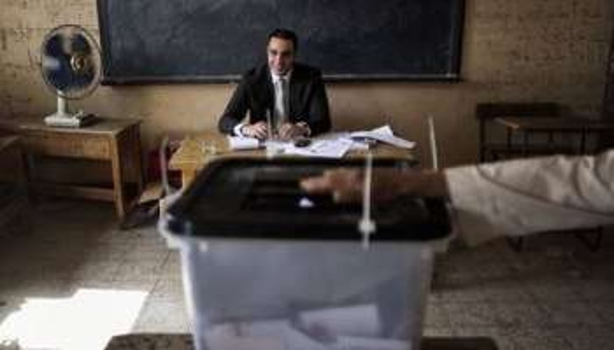 Un officiel égyptien surveille le bon déroulement du scrutin dans un bureau de vote. © Marco Longari/AFP