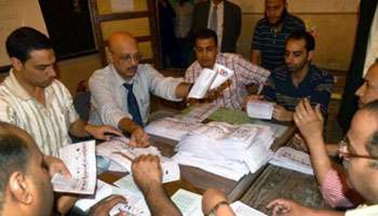 Décompte des bulletins de vote à Alexandrie, le 24 mai 2012. © AFP