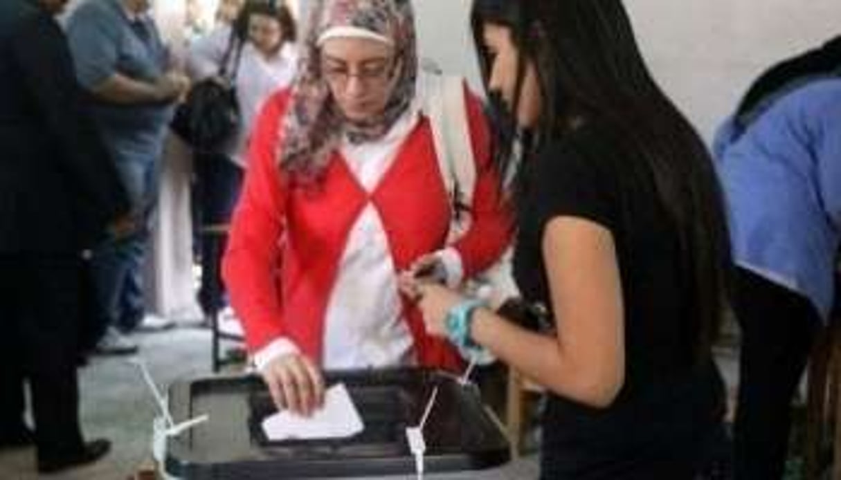 Une Égyptienne vote le 23 mai 2012 au Caire. © AFP