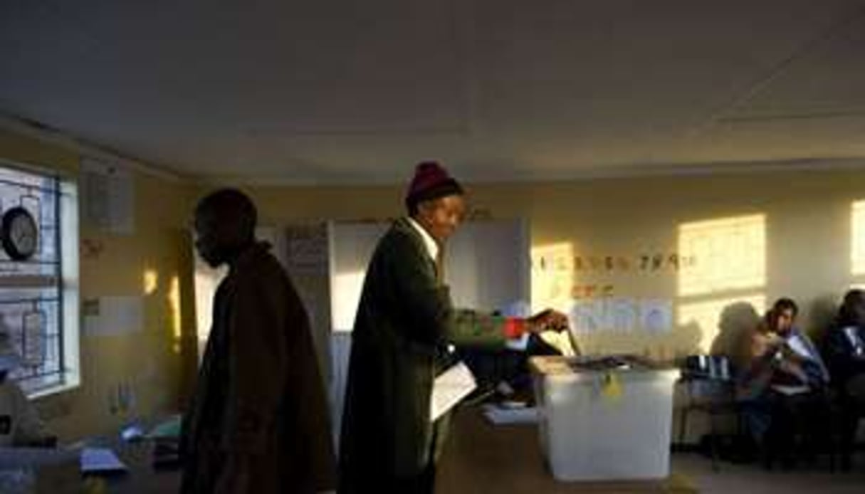 Un homme dans un bureau de vote le 26 mai 2012 dansz la banlieue de Maseru, au Lesotho. © AFP
