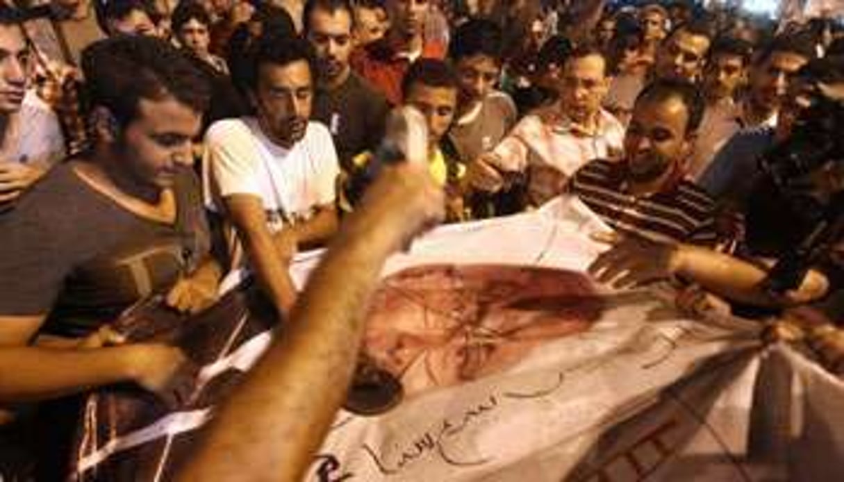 Le portrait d’Ahmad Chafiq aux mains de manifestants le 28 mai 2012 au Caire. © AFP