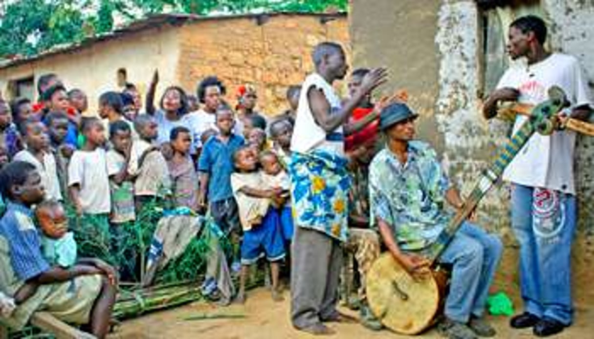 Genre musical typique de la province, le karindula (du nom du banjo géant) est omniprésent. © Muriel Devey