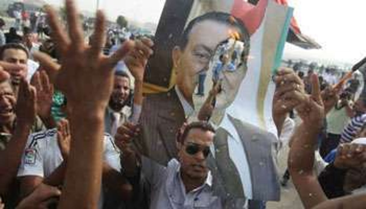 Des manifestants hostiles à Hosni Mubarak protestent lors de la reprise du procès de Moubarak. © AFP