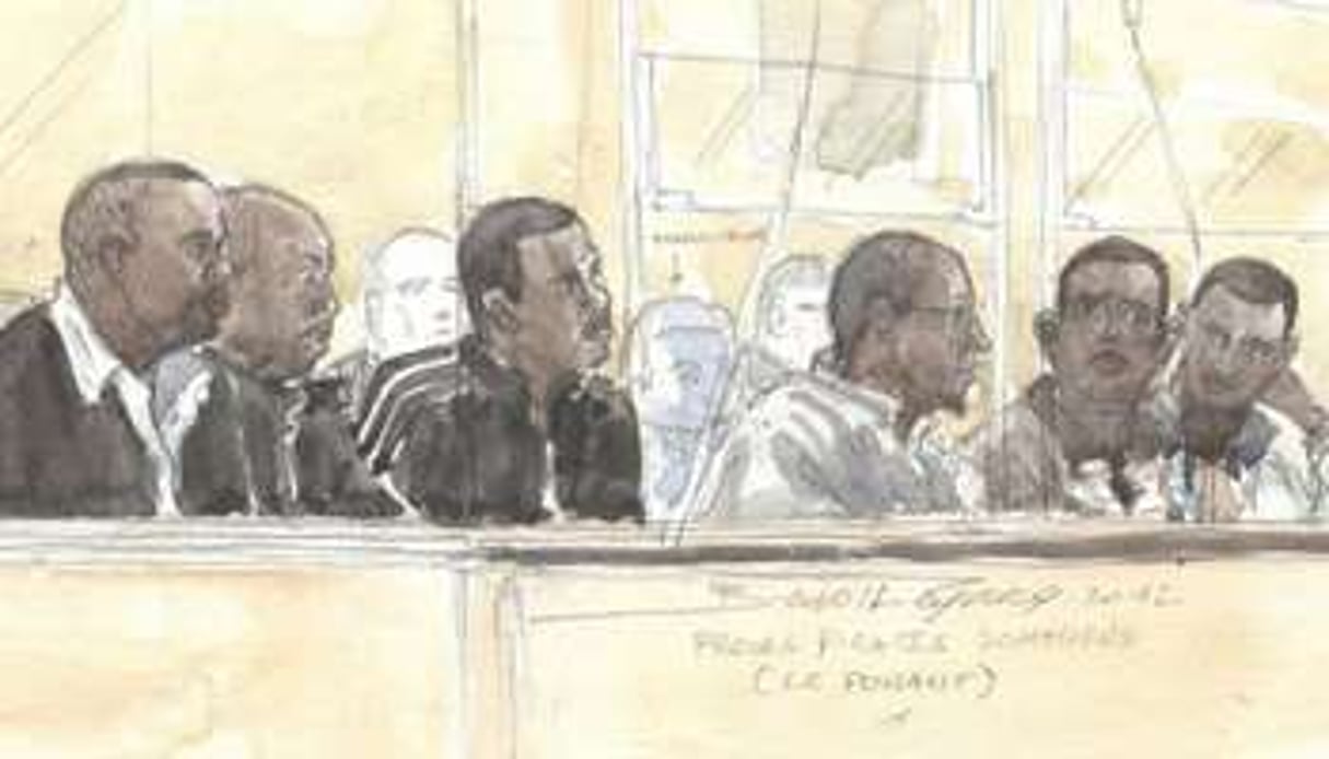 Croquis d’audience du 22 mai 2012 des six Somaliens accusés de la prise d’otage du Ponant. © AFP