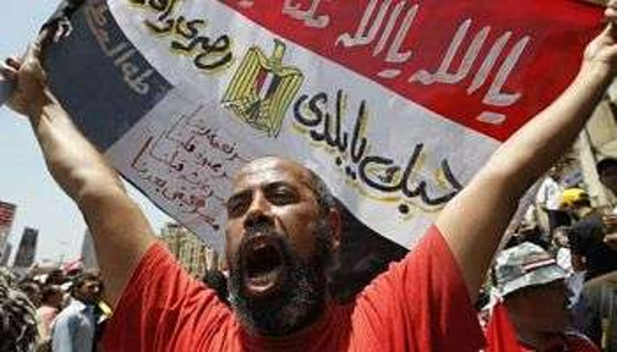 Un homme manifeste place Tahrir en Egypte contre le candidat à la présidentielle Ahmed Shafiq. © AFP