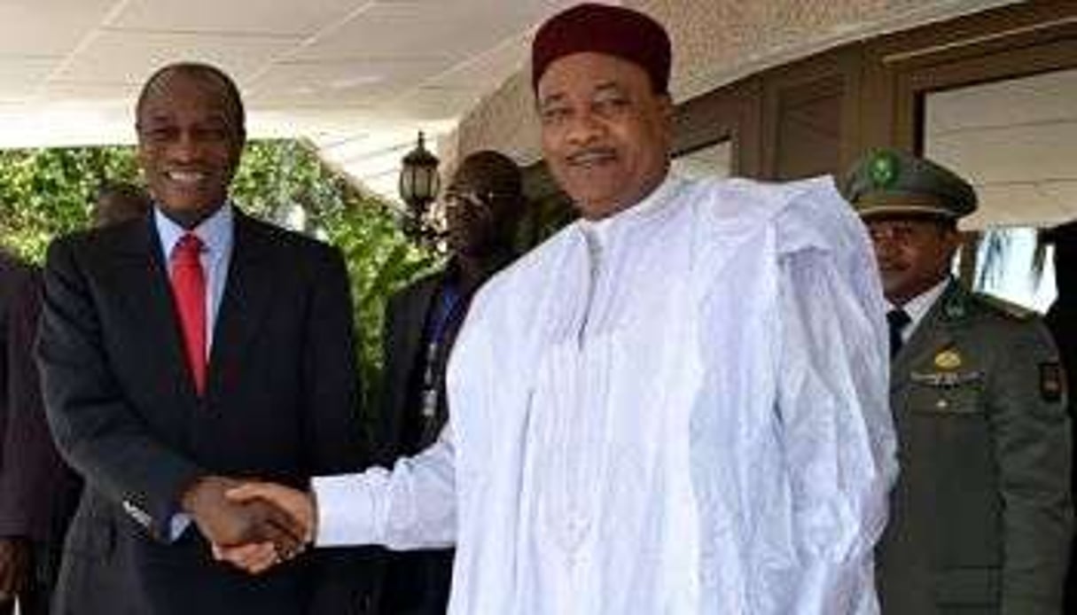 Les présidents guinéen Alpha Condé (d) et nigérien Mahamadou Issoufou. © AFP