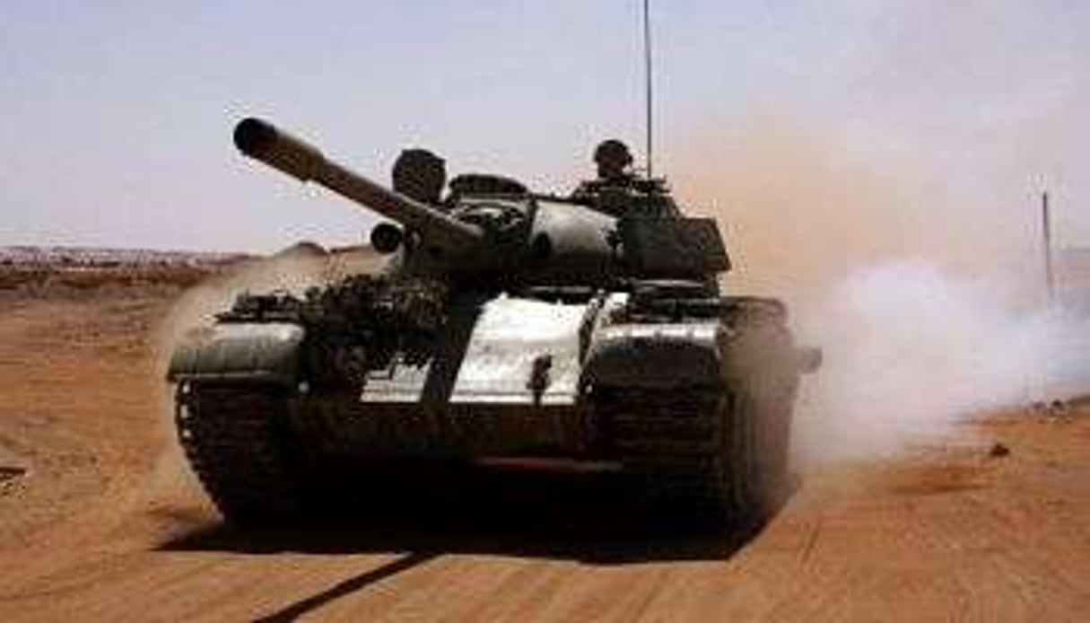 Un tank de l’armée libyenne roule dans le désert près de Koufra, le 1er mars 2012. © AFP