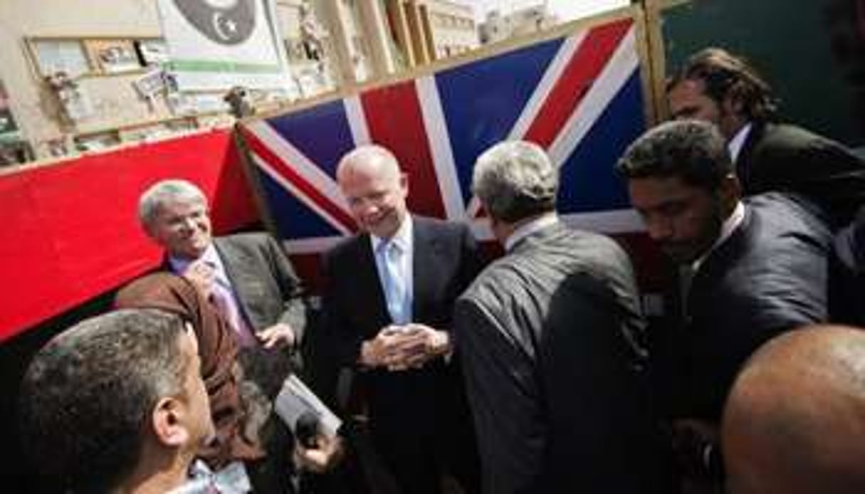 Le ministre britannique des Affaires étrangères William Hague lors d’une visite à Benghazi. © AFP