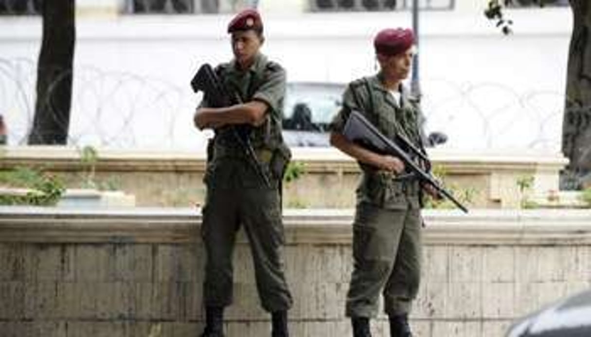 Des soldats tunisiens postés aux abords de la Kasbah, le 12 juin 2012 à Tunis. © AFP