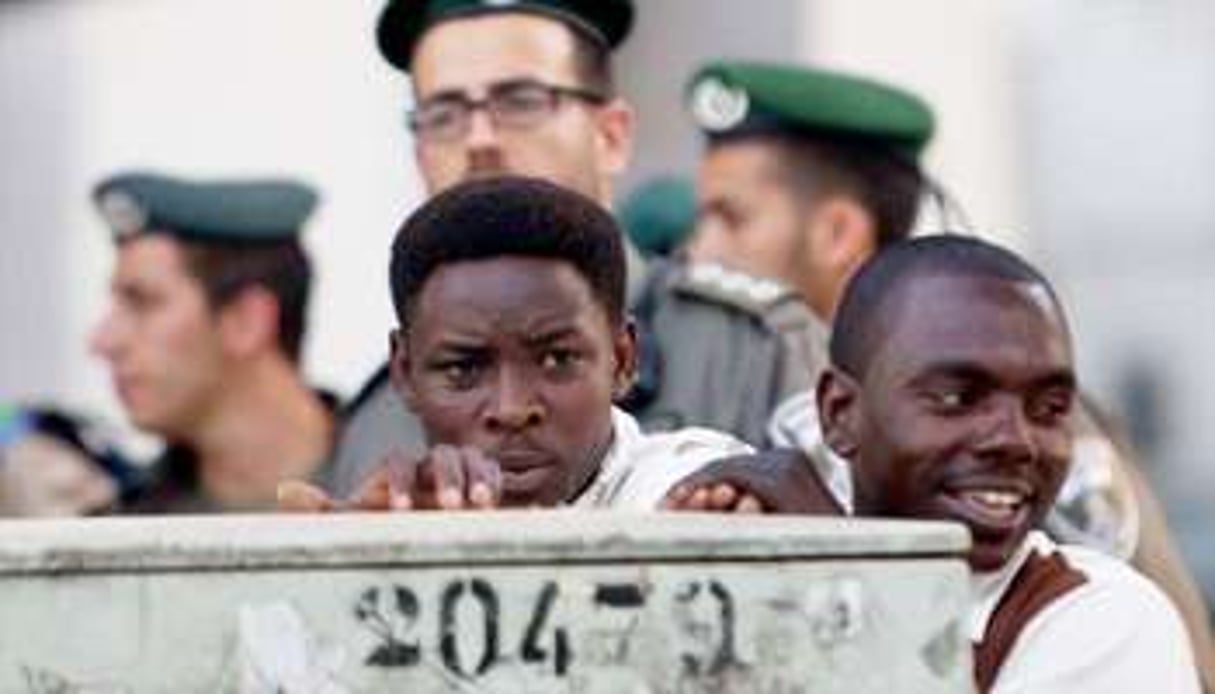 Le 23 mai, à Tel-Aviv, les habitants du quartier Hatikva s’en sont pris aux réfugiés africains. © Ariel Shalit/AP/Sipa
