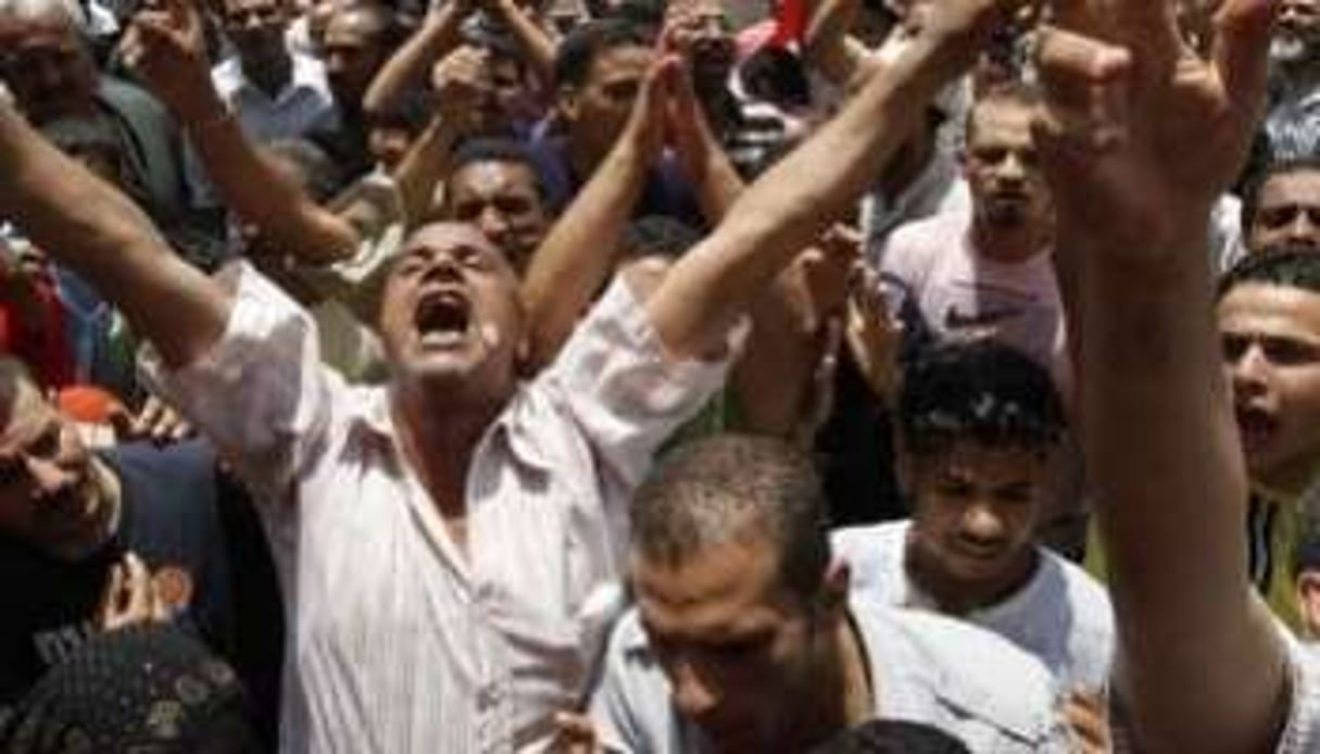 Des manifestants égyptiens protestent contre l’armée, le 15 juin 2012 sur la place al-Tahrir. © AFP