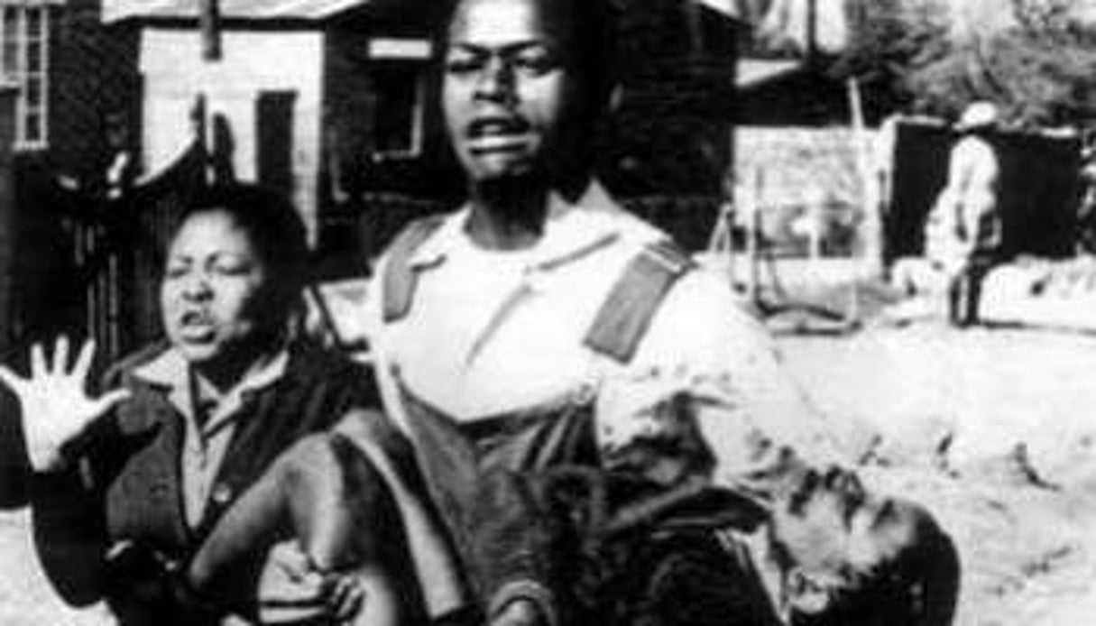 Agonisant, Hector Pieterson porté dans les bras par son camarade Mbuyisa Makhubu. © D.R.