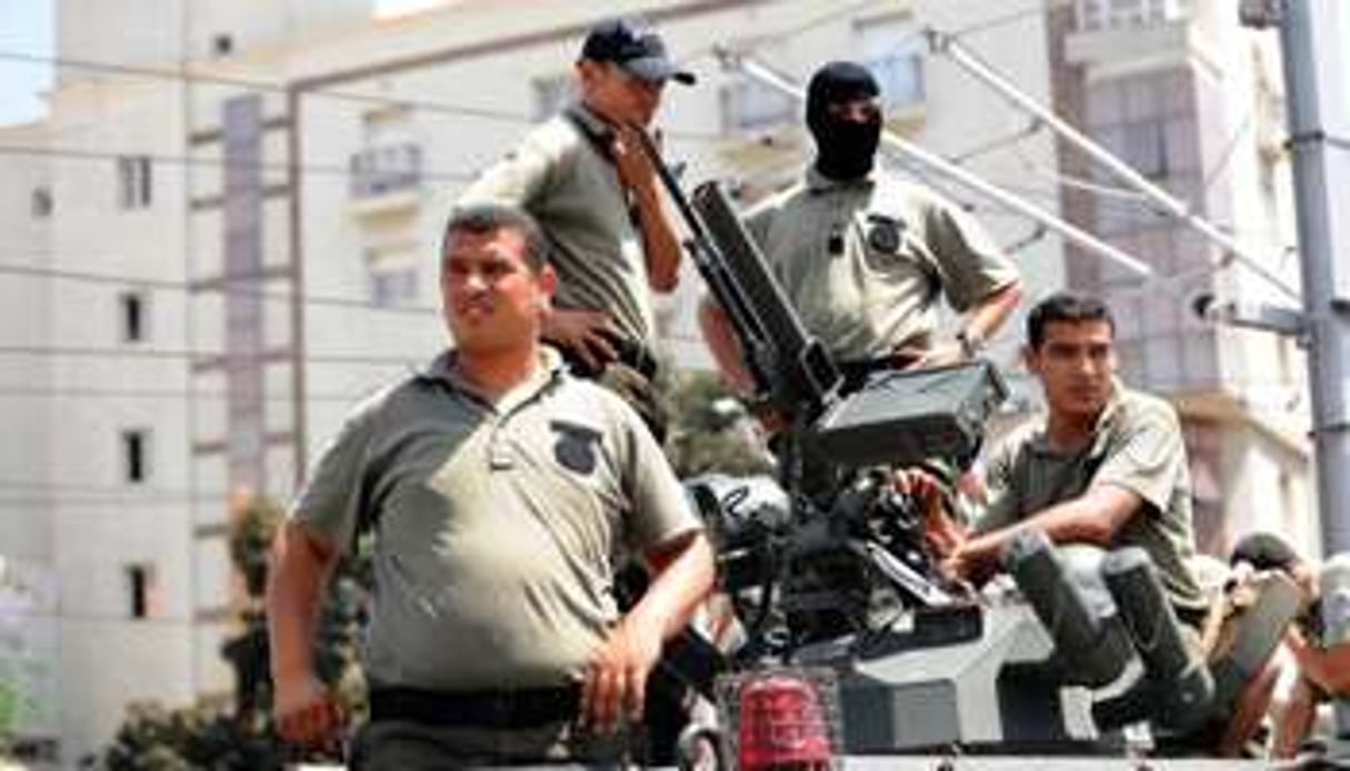 Des policiers tunisiens le 15 juin 2012 à Tunis. © AFP