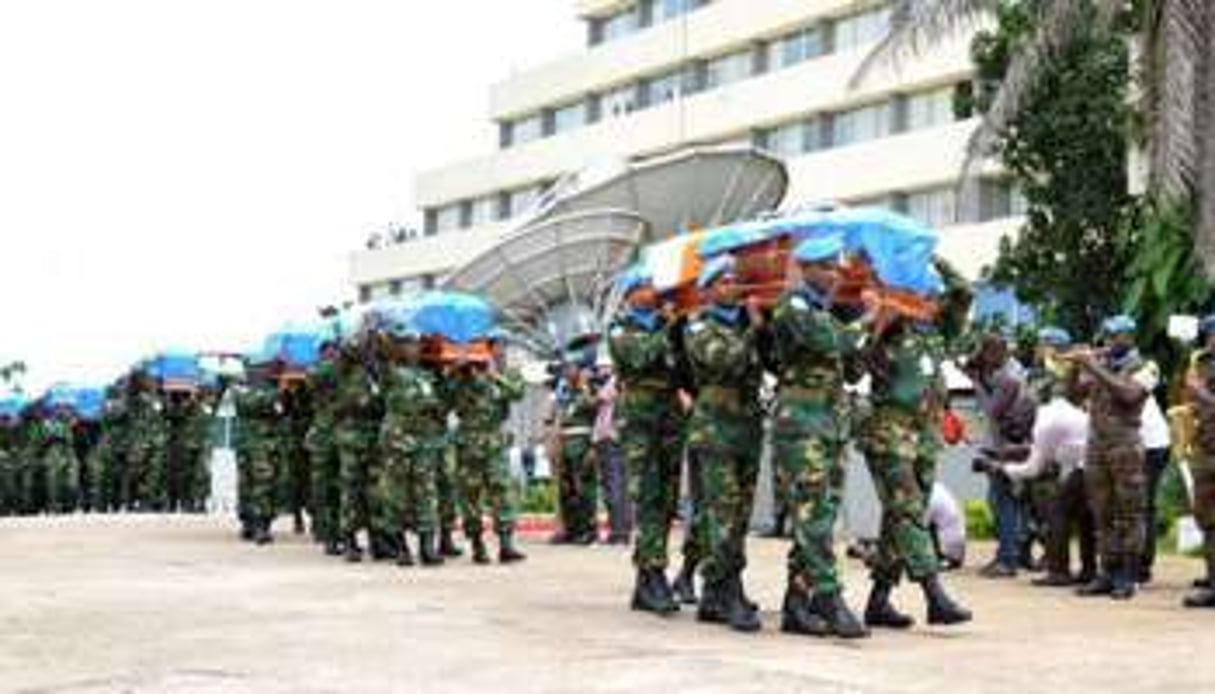 Des casques bleus portent les cercueils de soldats tués dans le sud du pays en juin 2012. © AFP