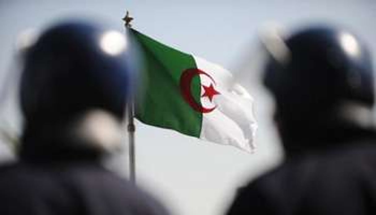 Deux policiers algériens. © AFP