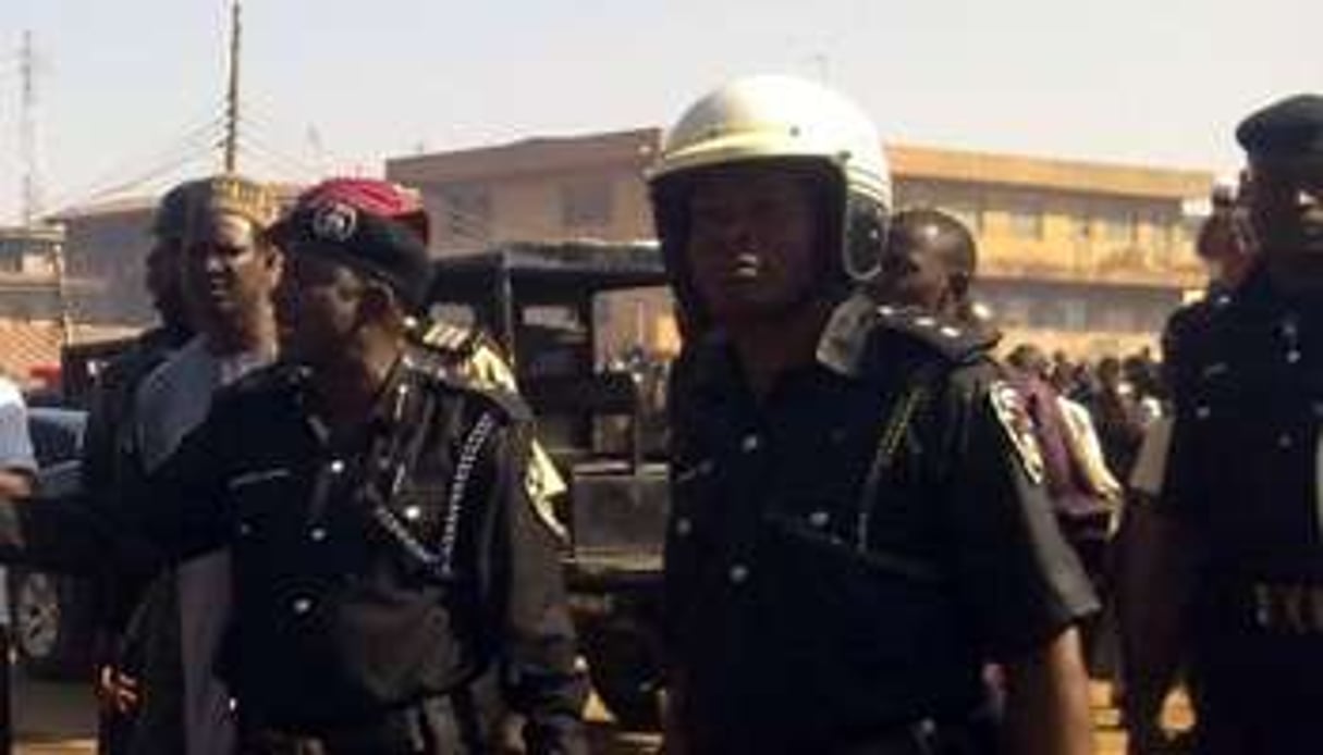 Des policiers et habitants à Kaduna, au Nigéria. © AFP